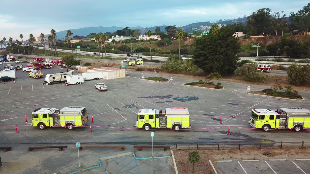 2017년 벤츄라 캘리포니아의 토마스 화재 동안 집결지에서 임무를 위해 줄을 선 소방차의 소방관들의 공중파 7