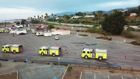 antena de bomberos en camiones de bomberos haciendo cola para el servicio en un área de preparación durante el incendio de thomas en ventura california en 2017 7