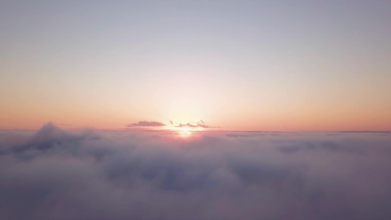 Vista aerea panoramica di un sole che sorge sopra le nuvole.