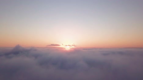 雲端上方升起的太陽的空中風景