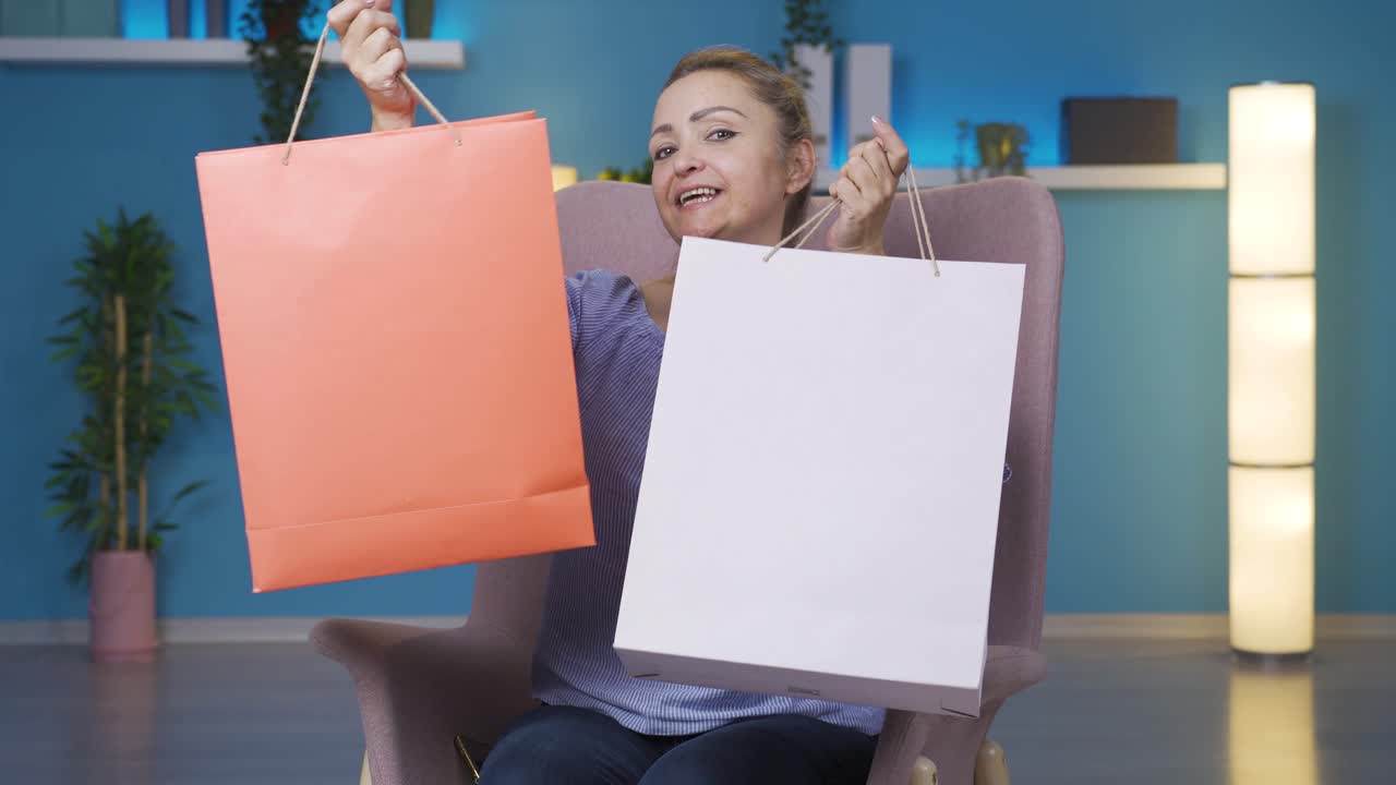 mujer mirando a la cámara con bolsas de compras.