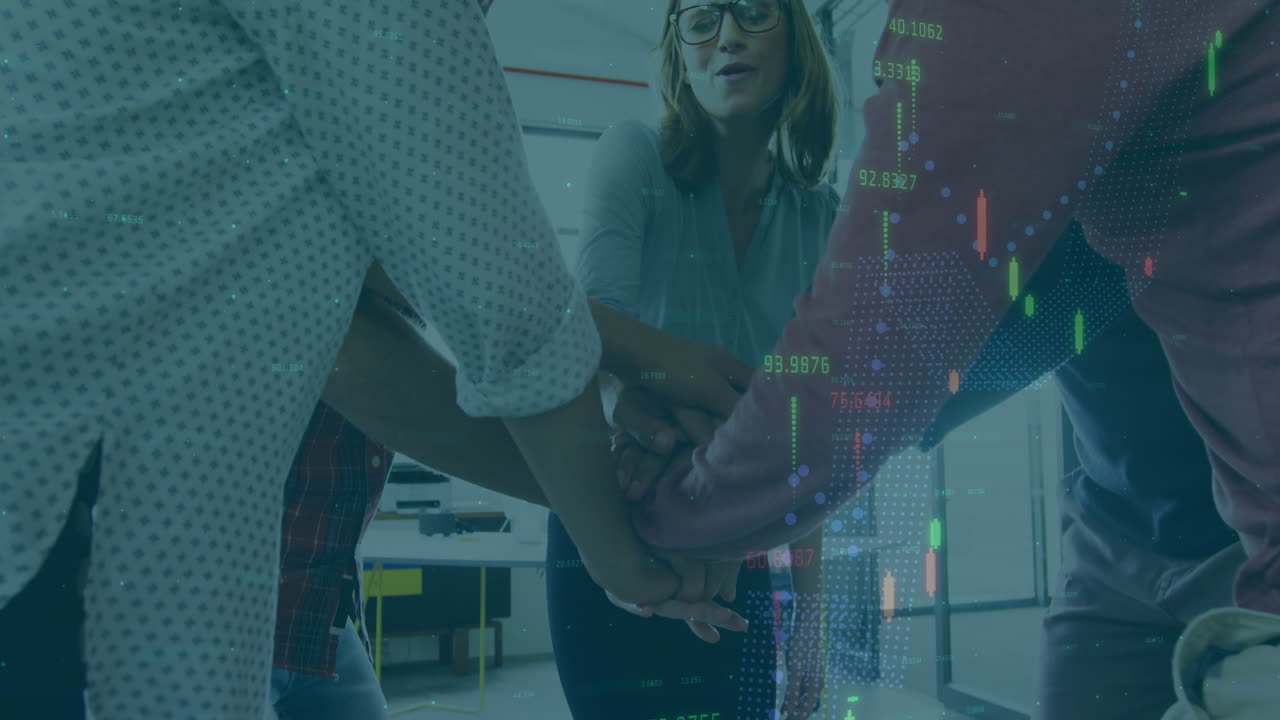 animación del procesamiento de datos financieros sobre colegas de oficina apilando las manos