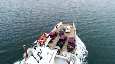 Vista-De-Pájaro-De-Un-Ferry-Que-Viaja-A-Través-De-La-Bahía-De-Penobscot,-Maine