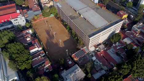 Vista-Aérea-De-Un-Club-Deportivo-De-Tenis-Entre-Algunas-Casas-Y-Un-Estacionamiento-En-La-Mañana,-Ciudad-De-México