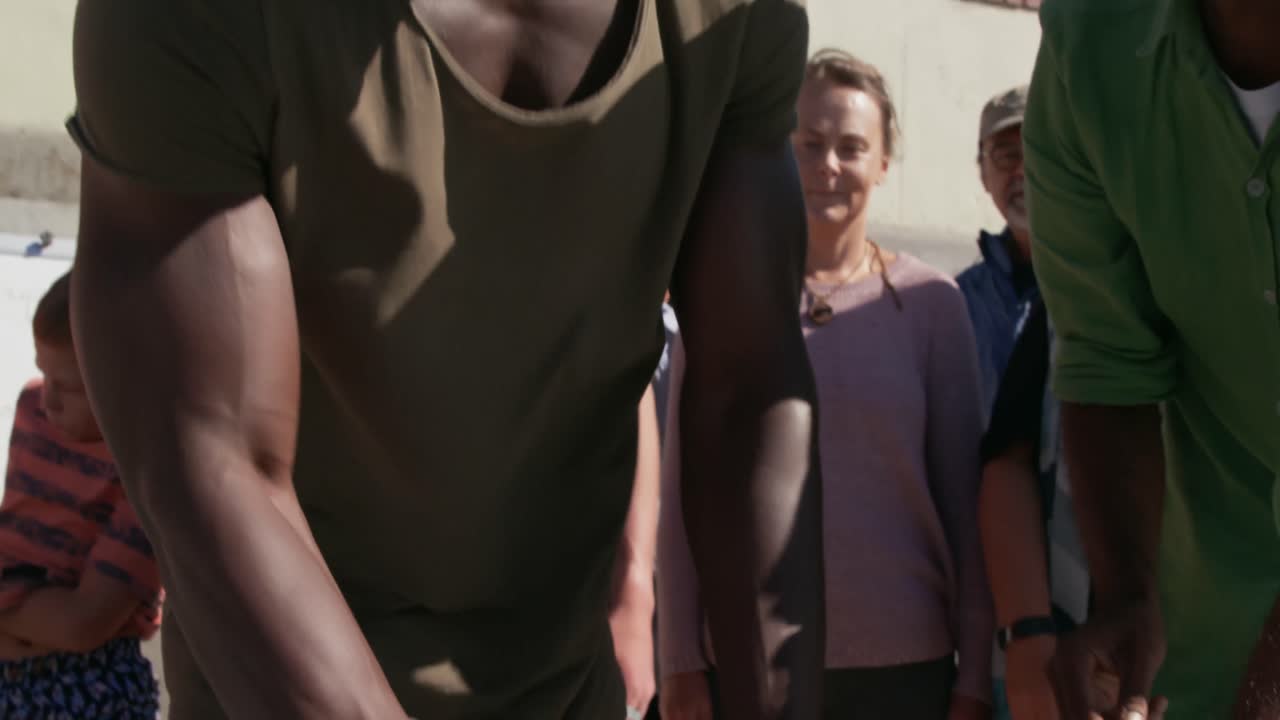 해변 청소에 참여하는 남자 자원봉사자 4k