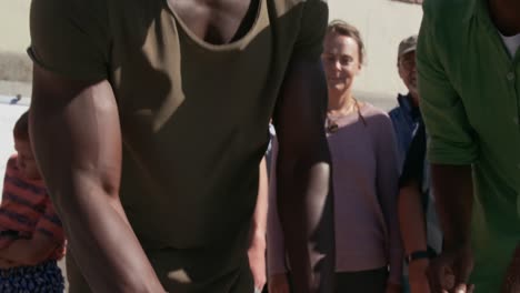voluntario masculino participando en la limpieza de la playa en la playa 4k