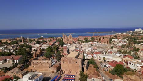 aerial 4k famagusta ciudad amurallada, ciudad antigua y paisajes de varosha en el norte de chipre