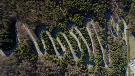 Bird's-eye-static-aerial-view-of-switchback-highway-over-Bratocea-Pass,-Romania