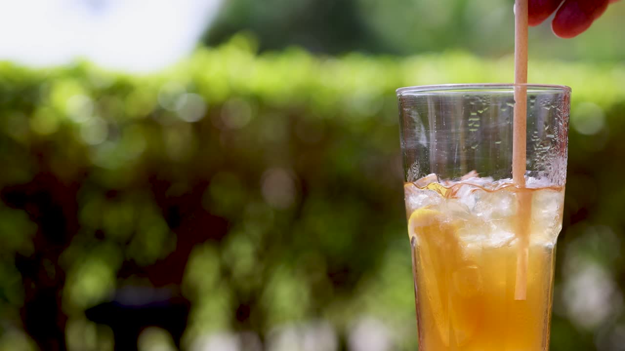 은 야외 환경에서 손으로 는 오렌지 테일 음료