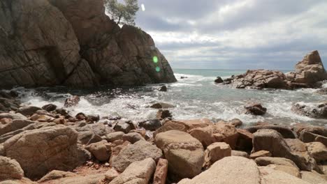 Olas-Rompiendo-En-Una-Playa-Rocosa-En-Lloret-De-Mar,-España-En-Verano,-Cámara-Lenta-De-50-Fps