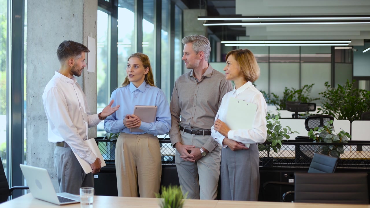 Team aziendale professionale che discute un progetto in un ufficio moderno