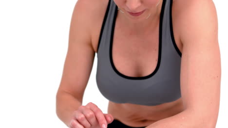 atleta con auriculares usando un reloj inteligente