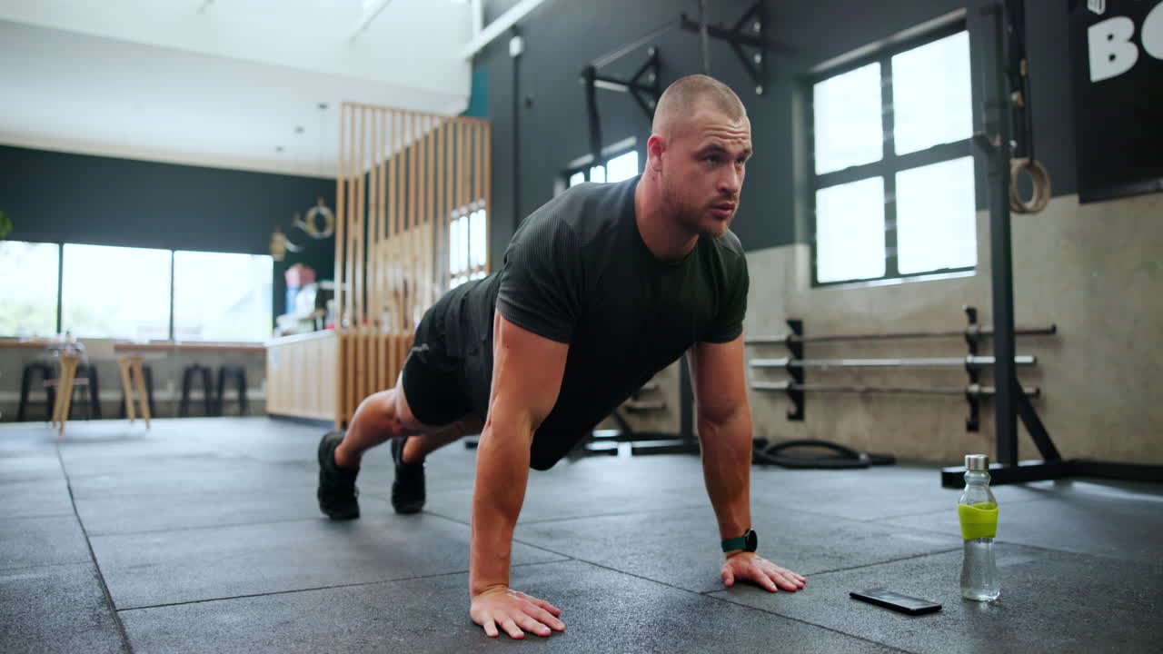 hombre haciendo flexiones en el gimnasio
