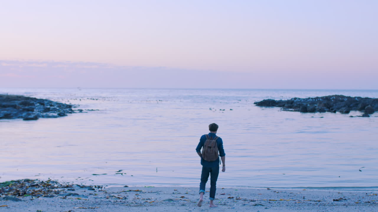 hombre mochila, caminar y océanos puesta de sol en la playa