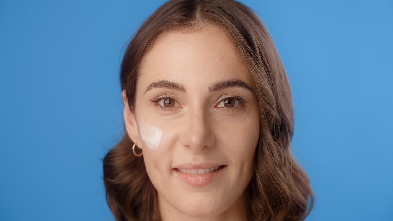 mujer aplicando crema facial