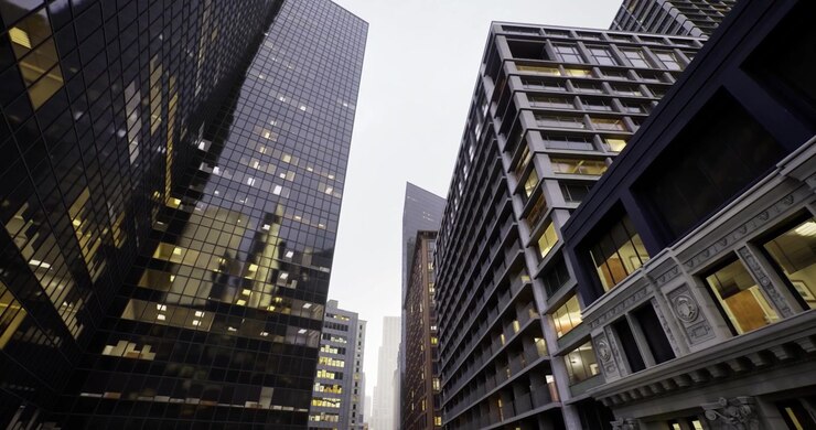 Edifício de vidro moderno com estruturas elegantes e superfícies reflexivas