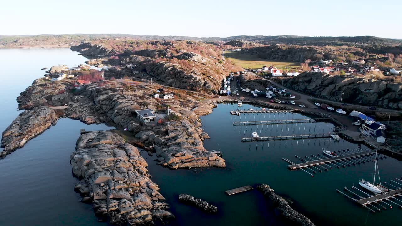 스웨덴의 험준한 서해안의 보트 항구, 공중 구축