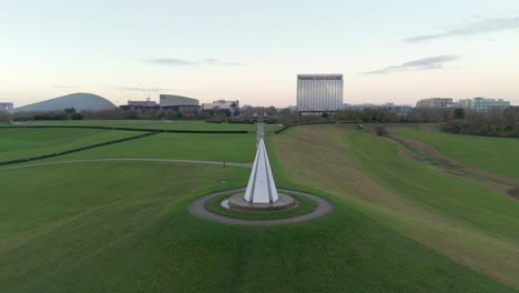 Una-Vista-Aérea-Del-Parque-Campbell-En-Milton-Keynes-Al-Amanecer,-Mostrando-La-Pirámide-De-Luz-Y-El-Centro-De-La-Ciudad,-Buckinghamshire,-Inglaterra,-Reino-Unido.