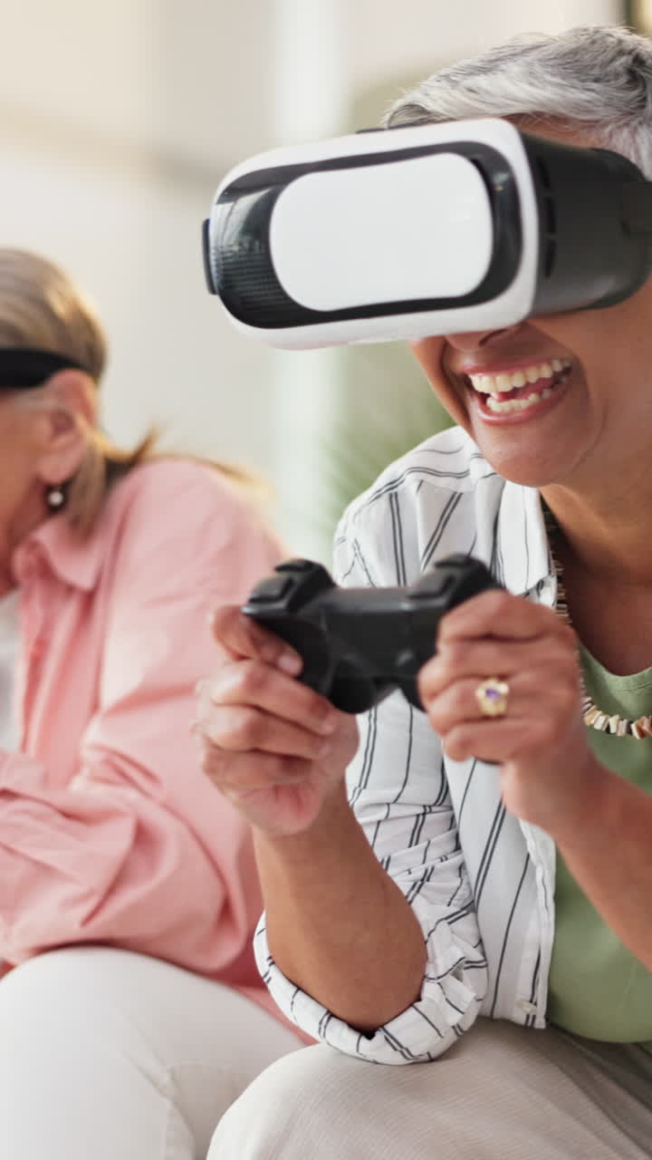 Donna anziana che gioca con la realtà virtuale