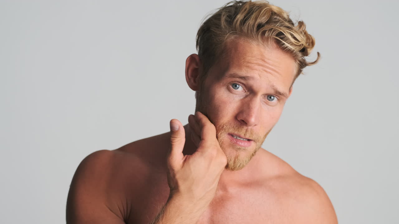 남성 모델이 스튜디오에서 포즈를 취하고 있습니다.