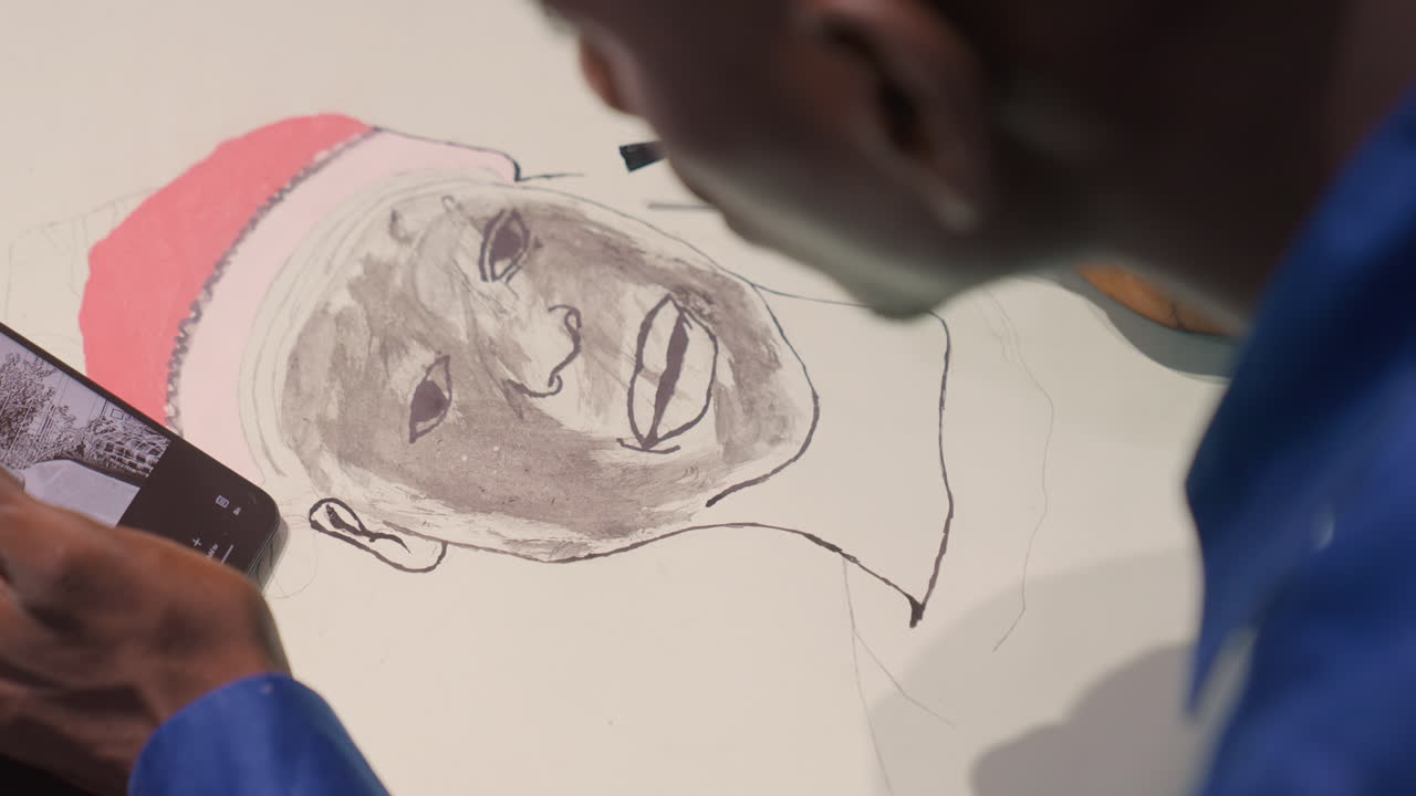 Seniman melukis potret dengan nada hitam dan referensi topi merah, close-up tangan menggunakan kuas dan ponsel pintar untuk mengaplikasikan stippling dan tinta pada kanvas, suasana studio yang fokus menangkap senyum, tekstur