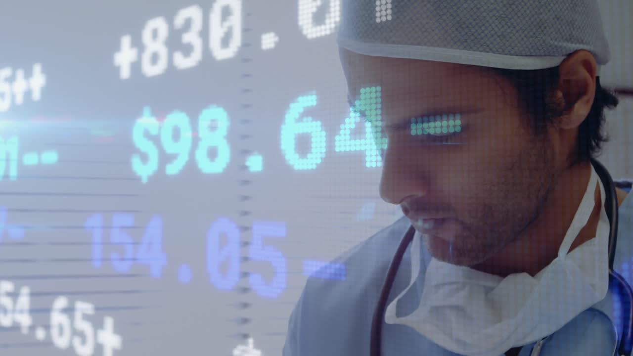 procesamiento de datos del mercado de valores contra un cirujano masculino leyendo informes médicos