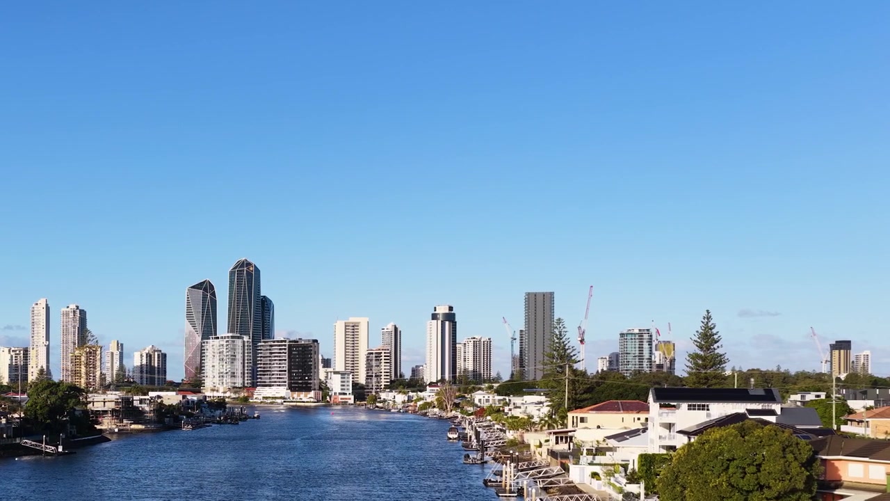 Ampia ripresa aerea dello skyline urbano e delle case sul lungomare sotto un cielo azzurro limpido in Australia