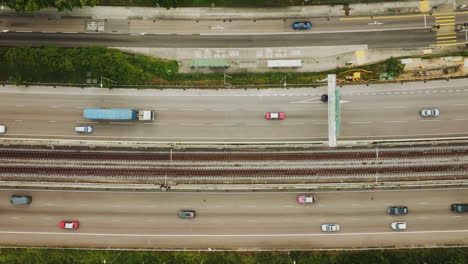 Arriba-Hacia-Abajo-Del-Puente-De-Hong-Kong-En-La-Carretera-Principal,-Ciudad-Inteligente-En-Asia,-Vista-Aérea-Del-Tráfico