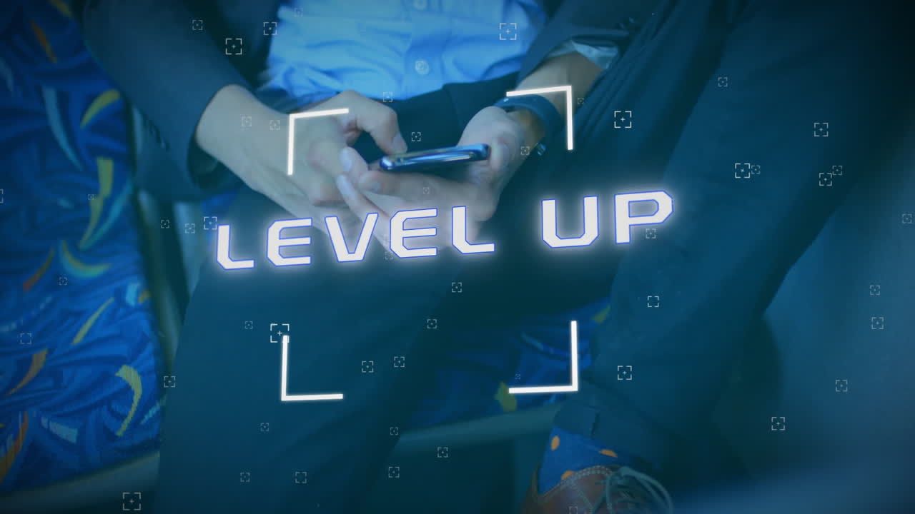 스마트폰을 사용하는 백인 남성에 대한 레벨 업 텍스트의 애니메이션