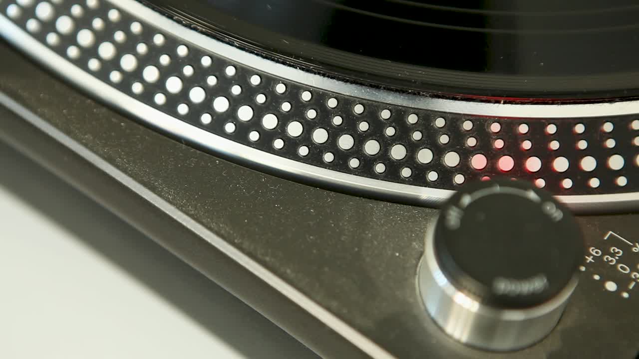 비닐 레코드를 재생하는 턴테이블의 클로즈업