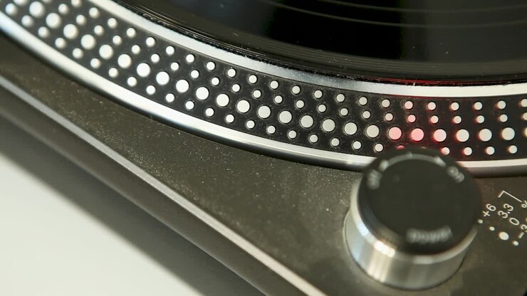Primo piano di un giradischi che riproduce un disco in vinile