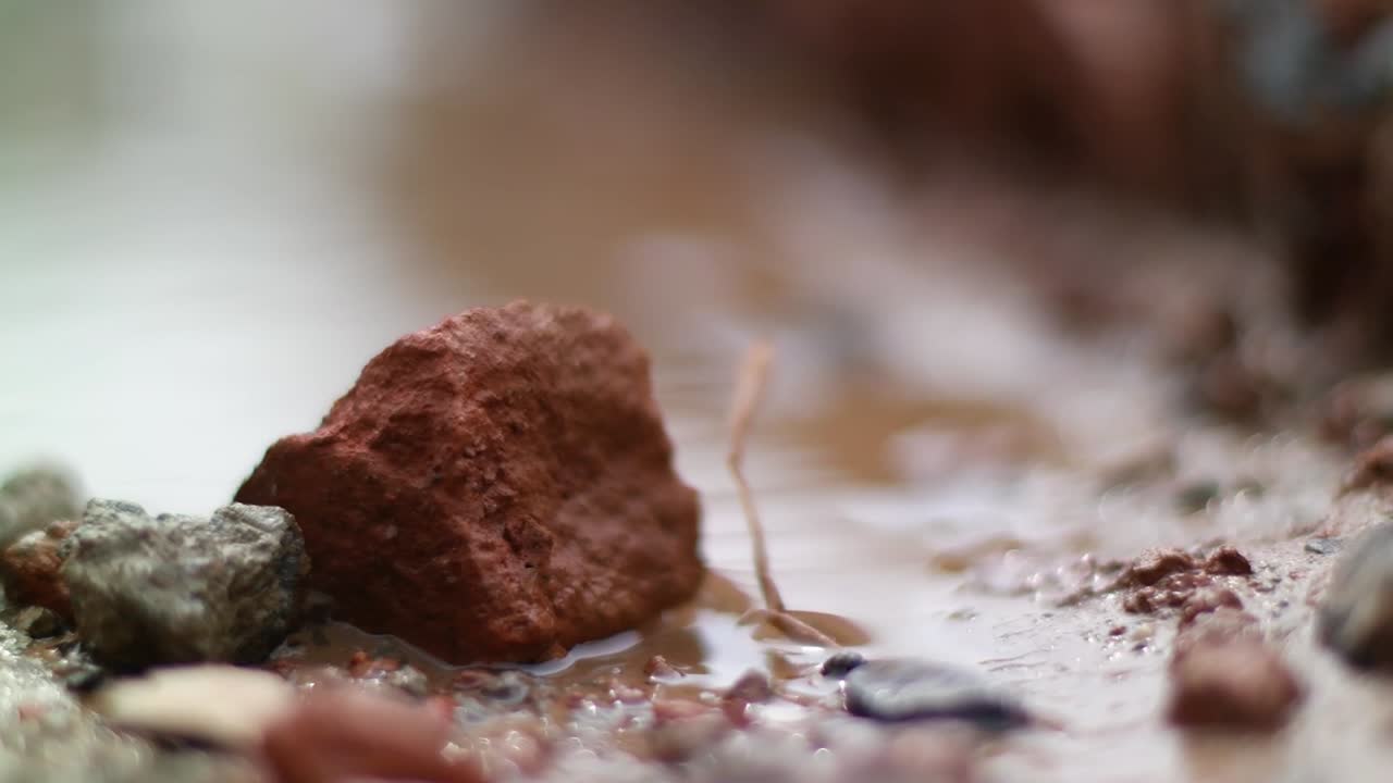 un fondo borroso de piedra marrón