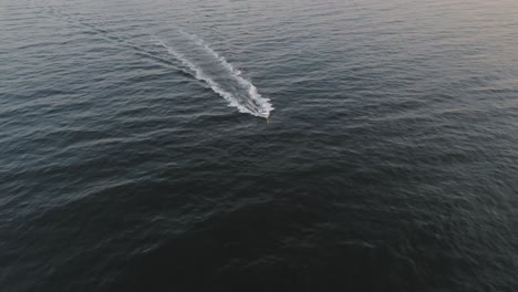Umlaufbahn-Um-Ein-Boot,-Das-Bei-Sonnenaufgang-über-Dem-Kalten-Wasser-Vor-Der-Küste-Von-Maine-Planscht