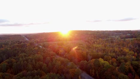 Panorámica-Hasta-Un-Sol-Brillante-Durante-La-Puesta-De-Sol-En-La-Temporada-De-Otoño-De-Maine