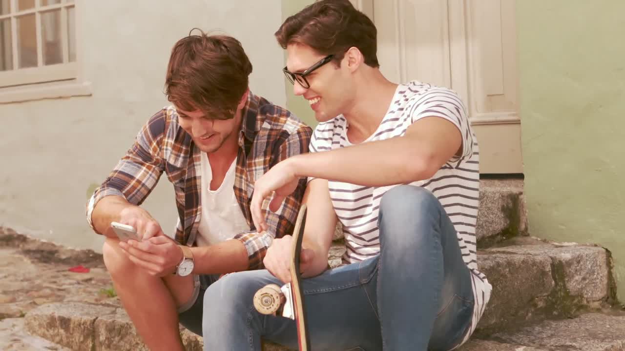 улыбающиеся хипстерские друзья ищут смартфон