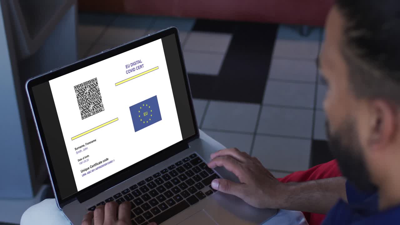 hombre trabajando en la mesa, certificado de vacunación contra la covid con código qr y bandera de la ue en la pantalla del portátil