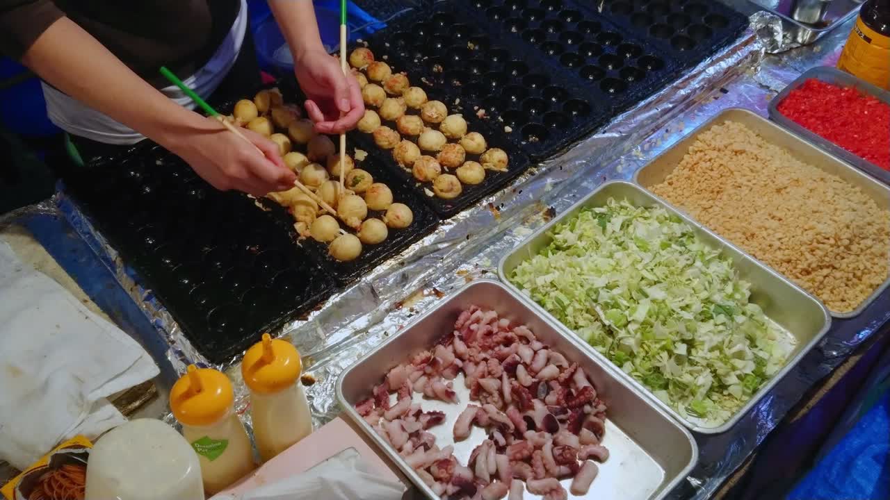 hornear albóndigas en un tradicional festival japonés de comida callejera