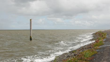 dique de defensa del mar y puesto de medición de mareas