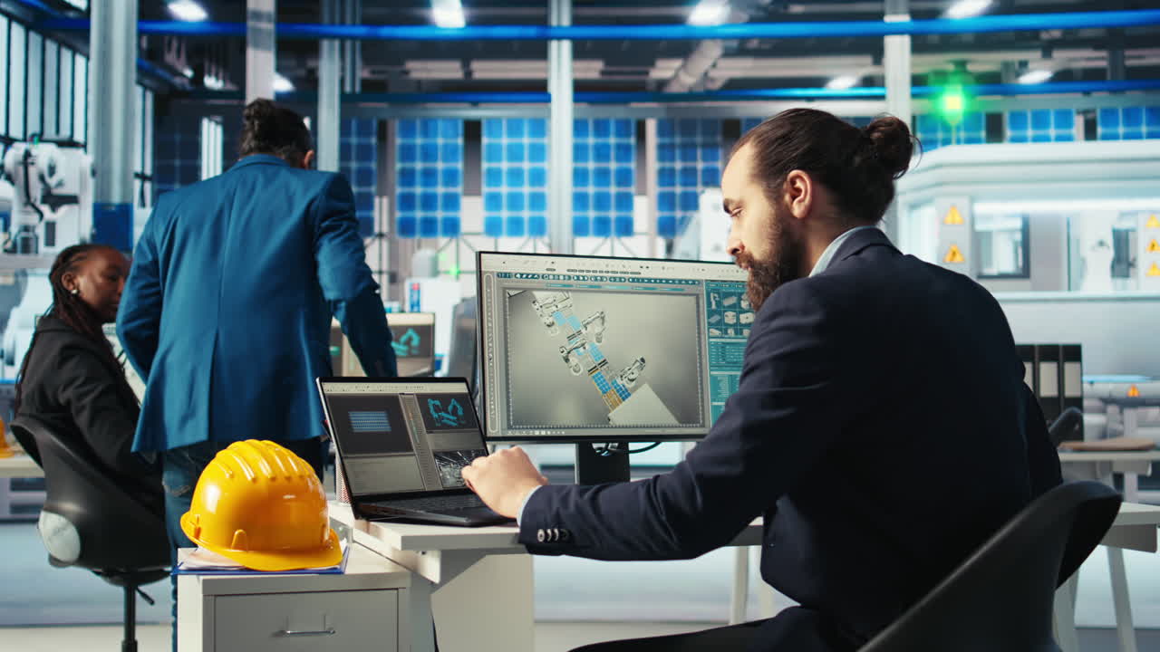 un operaio di una fabbrica fotovoltaica controlla le prestazioni del sistema, beve caffè