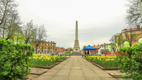 Timelapse-of-Victory-Monument-and-Gardens,-Cesis,-Latvia