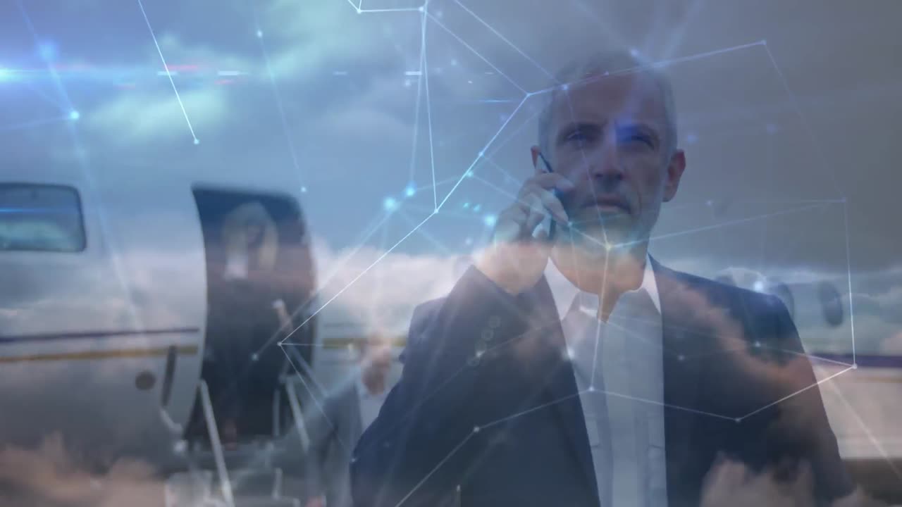 animación del procesamiento de datos sobre un hombre de negocios caucásico hablando por teléfono inteligente