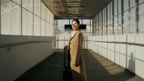 frau, die durch einen städtischen bahnhof fährt