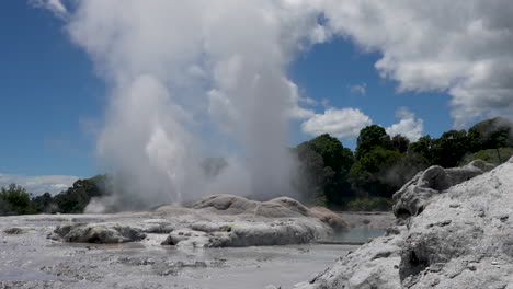un géiser en erupción a cámara lenta en rotorua, nueva zelanda