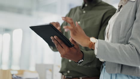 tablet, hände und geschäftsleute im büro