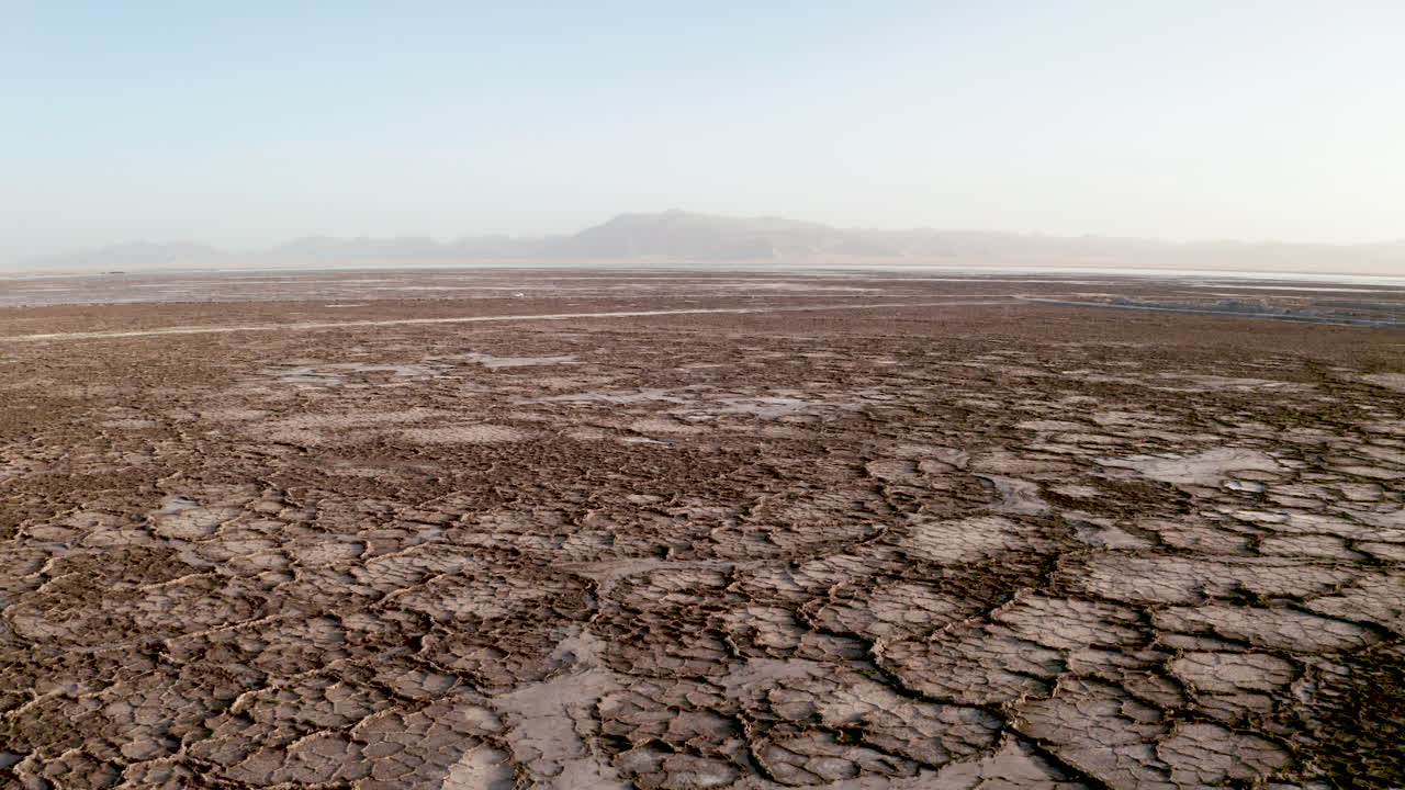 сухая земля, почва у соленого озера в цинхай, китай.