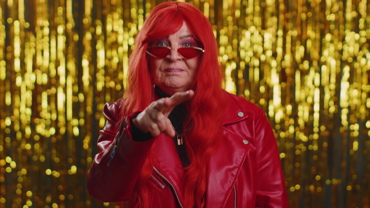 심각한 여성은 그의 눈을 가리켜 보여 내가 당신을보고있다 제스처 누군가를 스파이 죄책감 불신