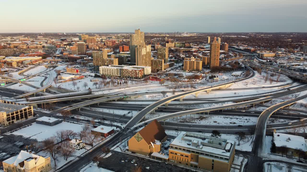 drone empujado hacia cedar riverside minneapolis durante la hora de oro de invierno 4k