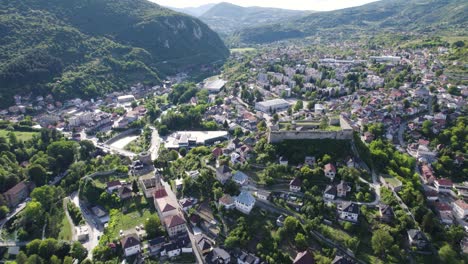 Luftaufnahme-Einer-Ummauerten-Festung-Mit-Blick-Auf-Die-Kleine-Stadt-Jajce-In-Bosnien-Und-Herzegowina