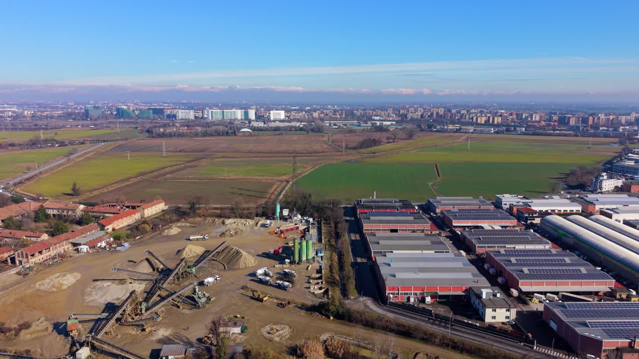 Paisagem de Telhados Industriais Com Painéis Solares e Fundo Corporativo.
