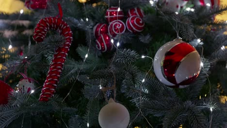 árbol-De-Navidad-Con-Luces-De-Colores-Y-Adornos